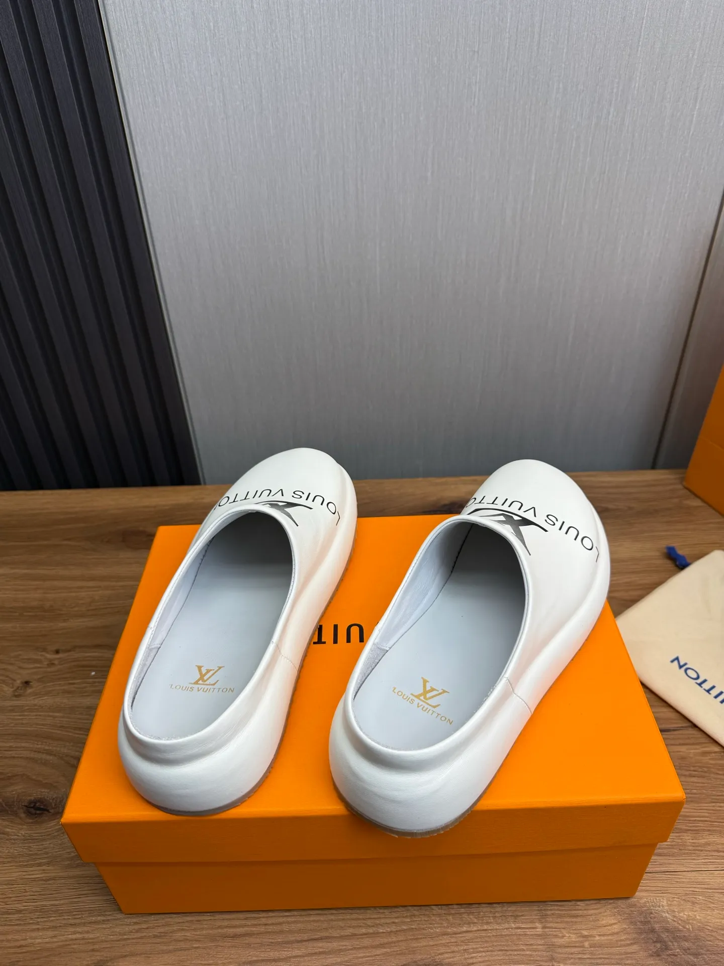 Men's shoes 💰480💰 Lv men's slippers 🩴38-45 size 45 46 🉑️Customized! Full leather slippers: cowhide on the outside, sheepskin on the inside ✅Original outsole⬆️